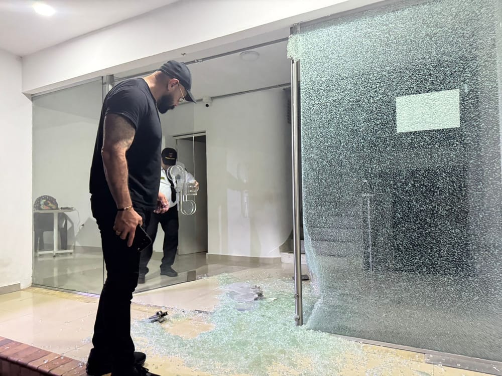 Vándalos atacaron sede de campaña de Carlos Bueno imagen de la publicación