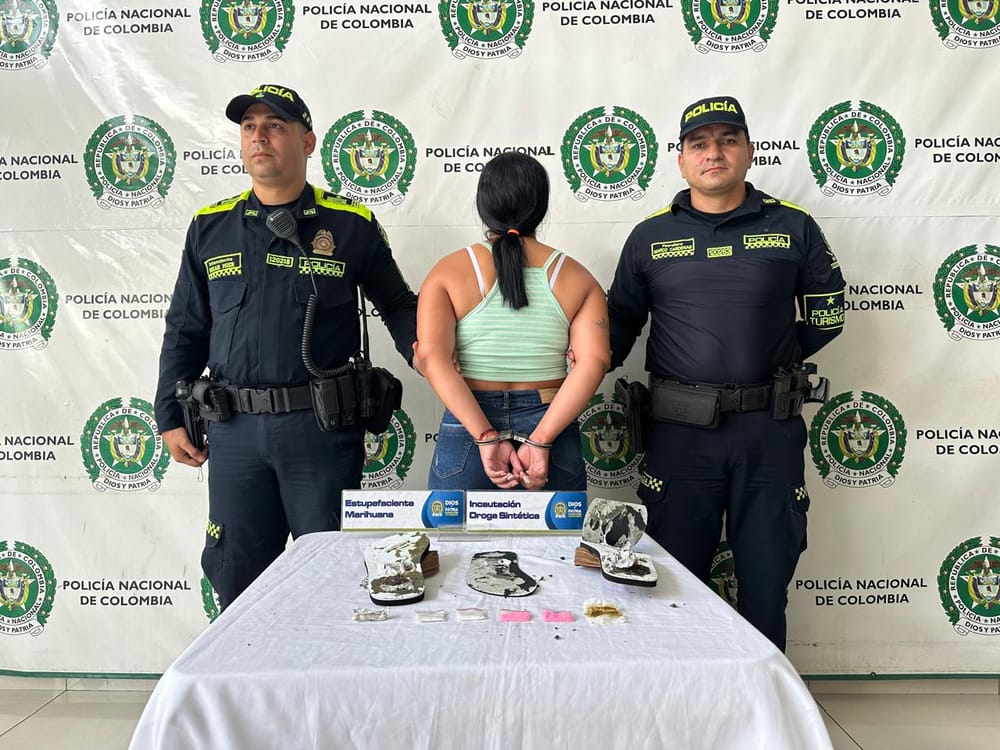 Capturan en Bucaramanga a mujer que escondía gran cantidad de drogas en su calzado imagen de la publicación