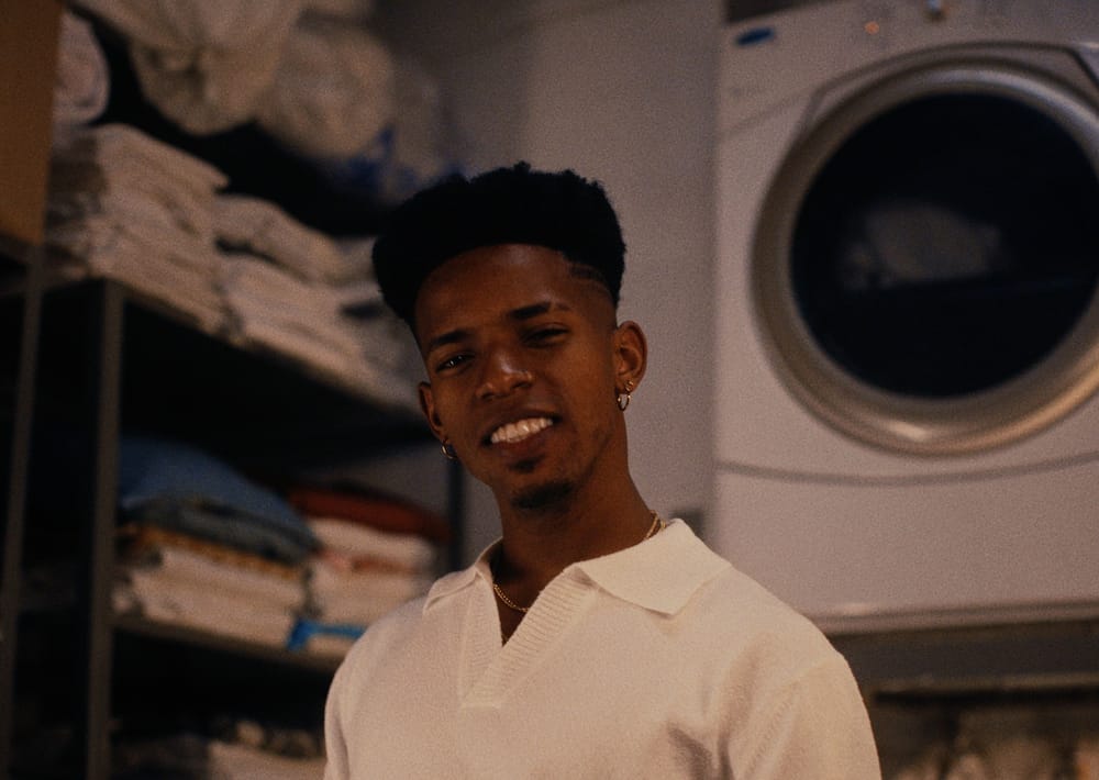 Lowis Ye presenta el video de su tema "Demasiado Tarde" imagen de la publicación