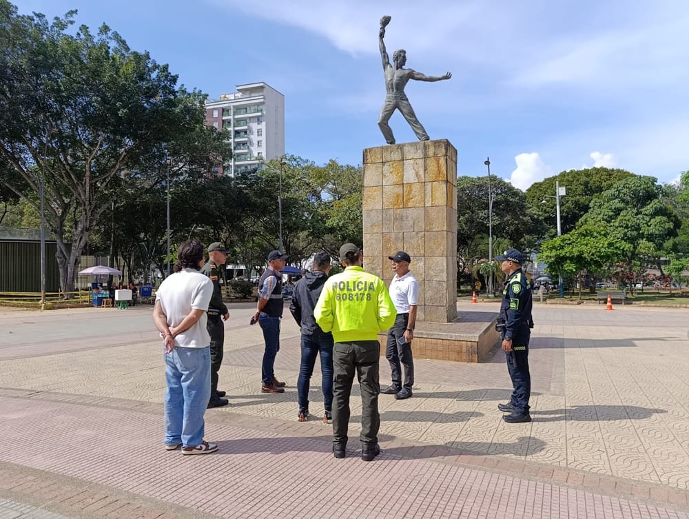 Patrimonio bajo llave: operativo policial refuerza la seguridad en parques para proteger la historia de Bucaramanga imagen de la publicación
