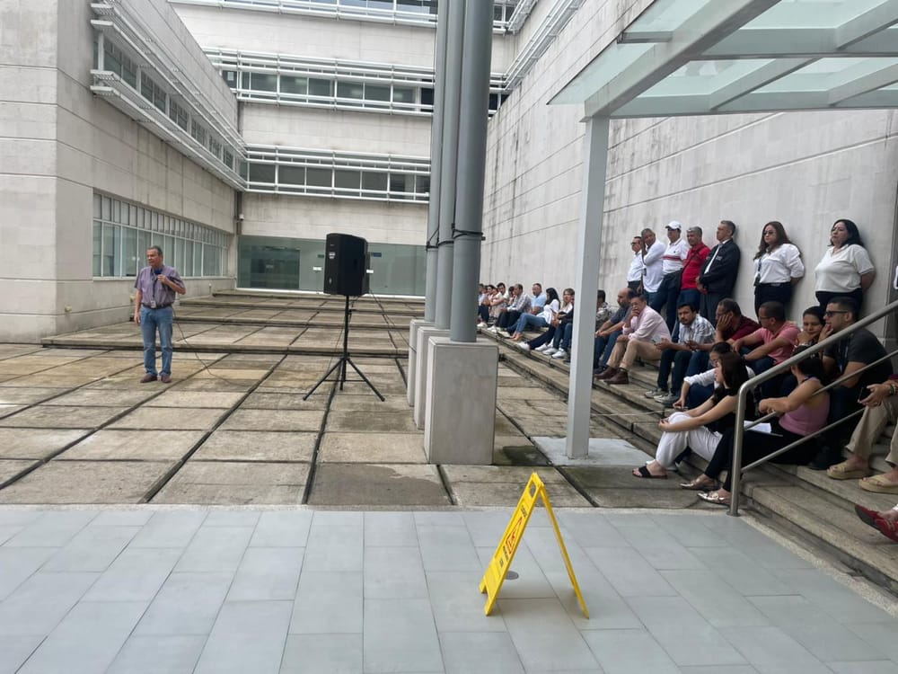 Plantón en la Fiscalía de Bucaramanga por funcionarios retenidos en Arauca y exigencia de pago de bonificación imagen de la publicación