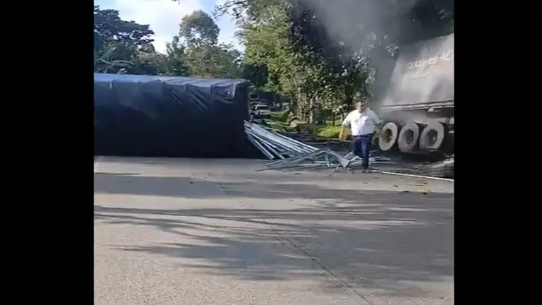 Accidente de tractomulas bloquea vía El Socorro- Oiba imagen de la publicación
