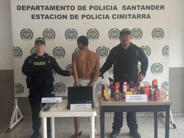 Ladrón fue sorprendido por las autoridades cuando intentaba huir luego de robar establecimiento comercial en Santander imagen de la publicación