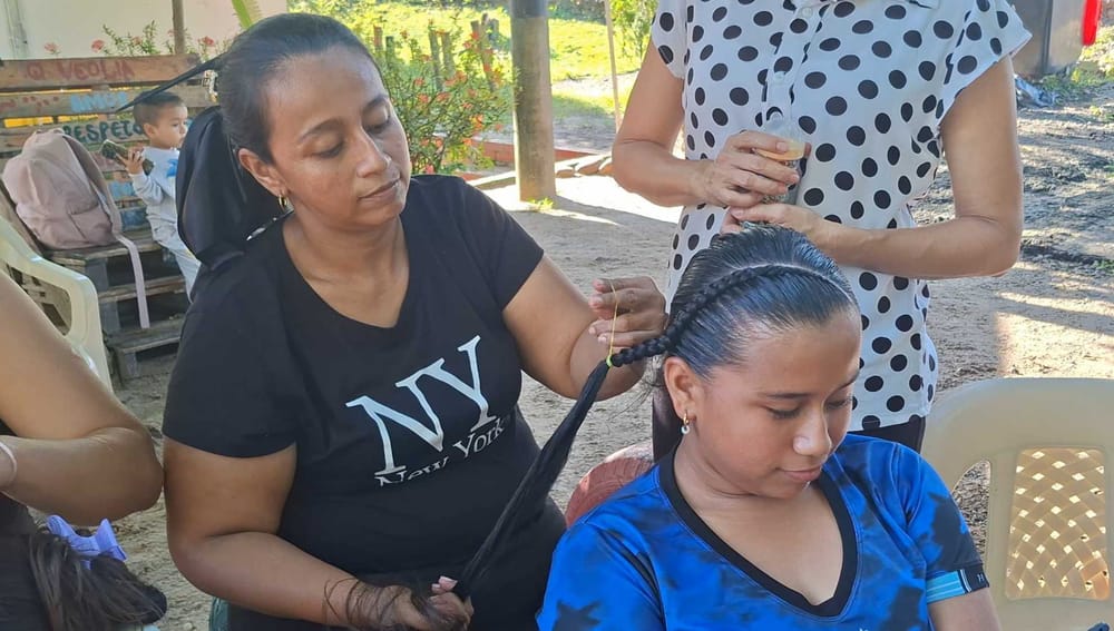Mujeres de la vereda Patio Bonito, en Barrancabermeja, se empoderan con capacitación en belleza profesional imagen de la publicación