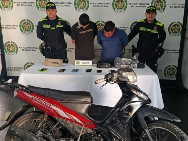 Caen ladrones en Anillo Vial con tres celulares y una navaja imagen de la publicación