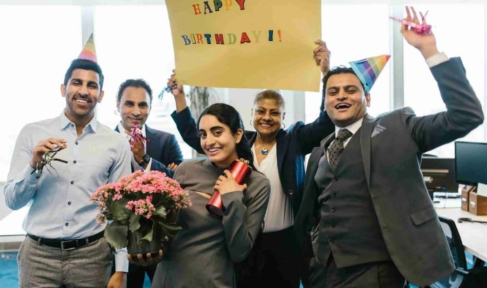 Irse de una fiesta sin despedirse no es de maleducados imagen de la publicación