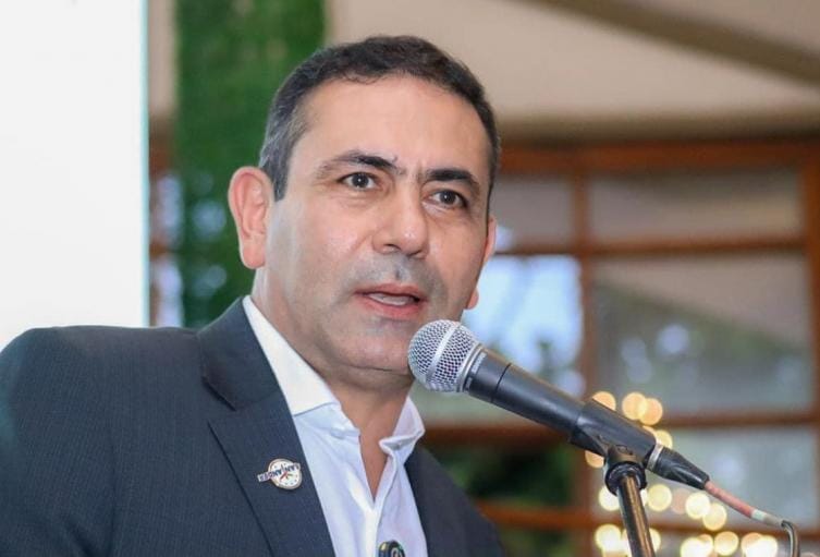 Gobernador  rechaza alzas tributarias y exige respeto institucional imagen de la publicación