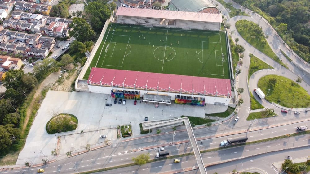 Vehículo se incendió en la grama  del estadio de Piedecuesta imagen de la publicación