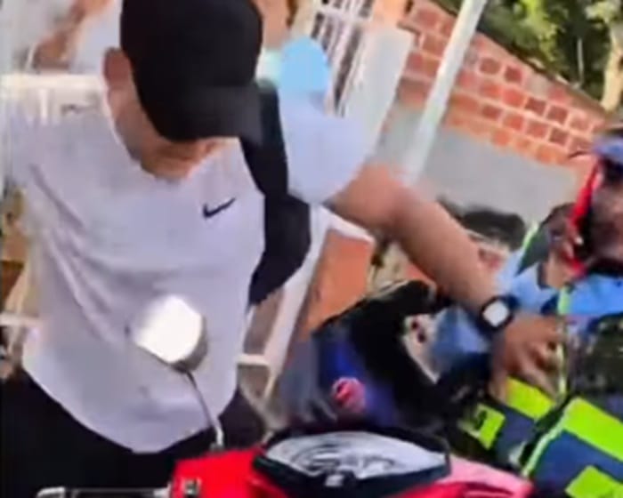 Motociclista detenido tras agredir a cuatro funcionarias del tránsito en Barrancabermeja imagen de la publicación
