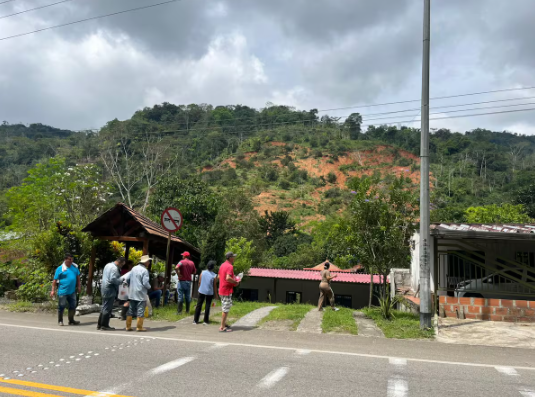25 viviendas en alerta por deslizamiento en Rionegro. imagen de la publicación
