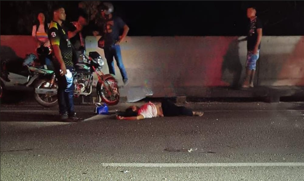 La muerte les ‘atravesó’ un vehículo estacionado imagen de la publicación