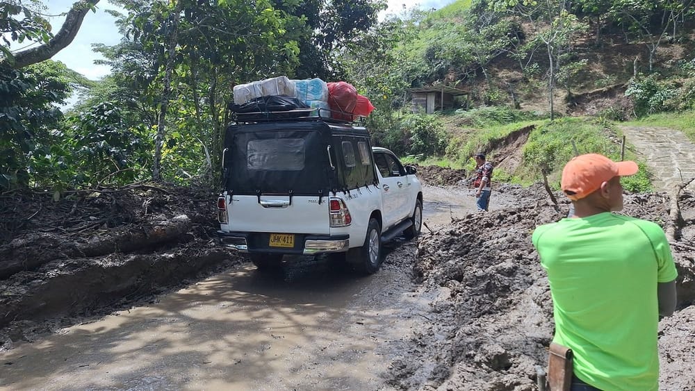 Restablecido paso en la vía Oiba–Guadalupe tras intenso trabajo en derrumbe por invierno imagen de la publicación