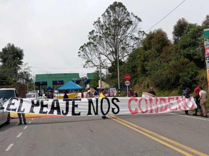 Campesinos bloquearon el peaje de Saboyá por mal estado de vía Bucaramanga – Bogotá imagen de la publicación