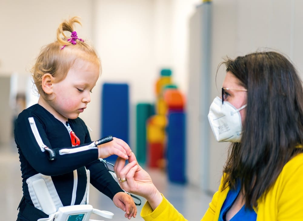 Rodillas mecatrónicas y prótesis inteligentes transforman la vida de pacientes imagen de la publicación