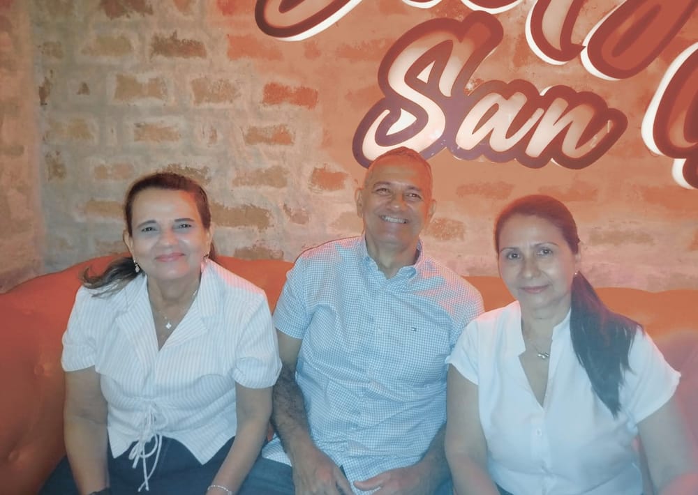 Amigos celebrando las primeras seis décadas imagen de la publicación