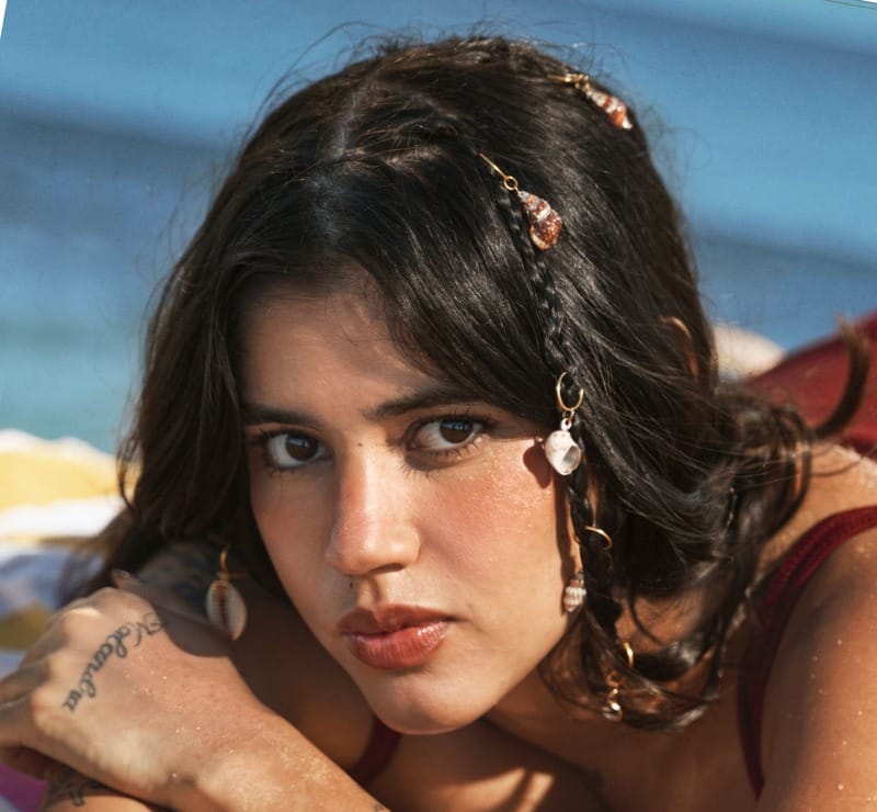 Mari La Carajita presenta “De Locos” imagen de la publicación