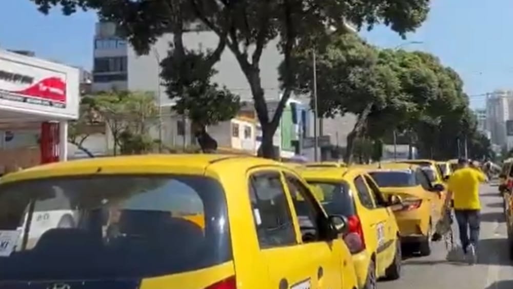 No hubo acuerdo y taxistas se tomaron la vía al aeropuerto de Bucaramanga imagen de la publicación