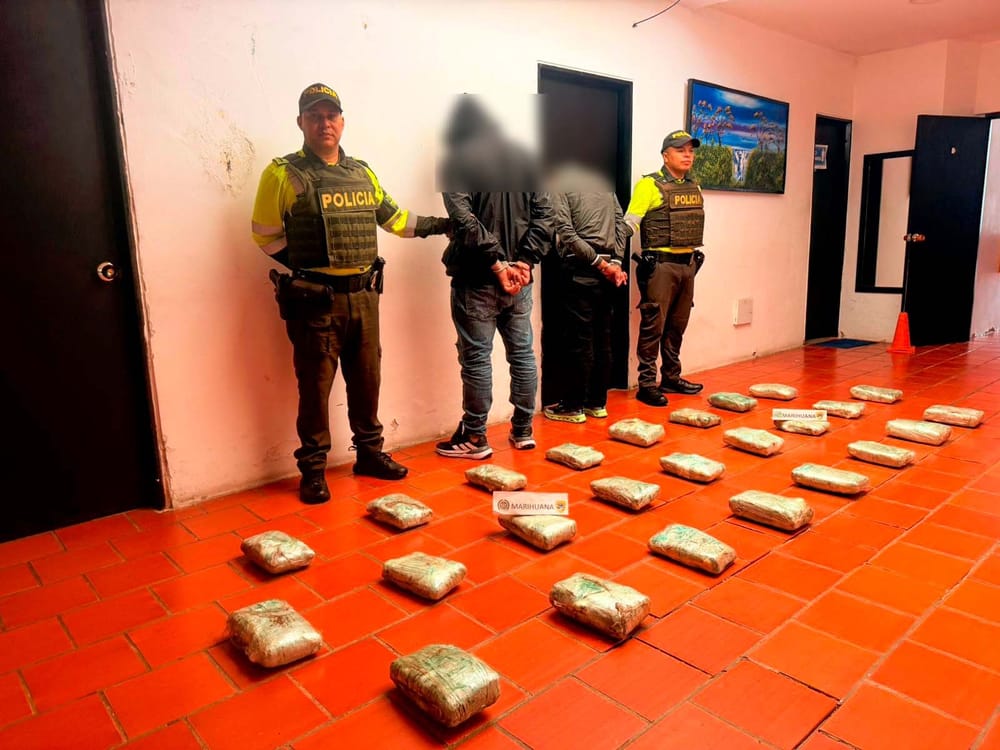 Capturan a dos hombres con más de 25 kilos de marihuana en vía de Santander imagen de la publicación