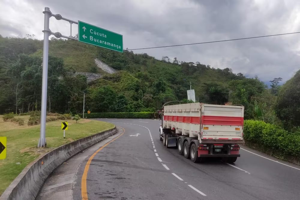 Nueva tragedia en vía de Santander, carga de tractomula cayó sobre polizones tras violento choque imagen de la publicación