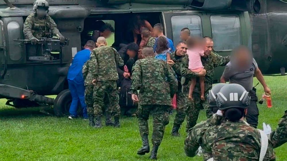 Ejército rescató a cinco niños perdidos en la selva: sus padres los internaron en la manigua antes de ser secuestrados por las disidencias imagen de la publicación