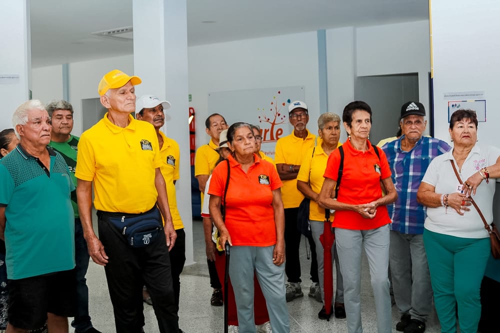 Adultos mayores visitan por primera vez el BIT imagen de la publicación