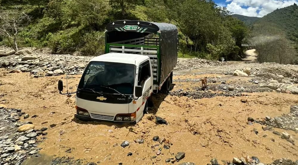 Paso por la quebrada La Leona  en la vereda Santa Clara tiene en riesgo a Onzaga y San Joaquín imagen de la publicación