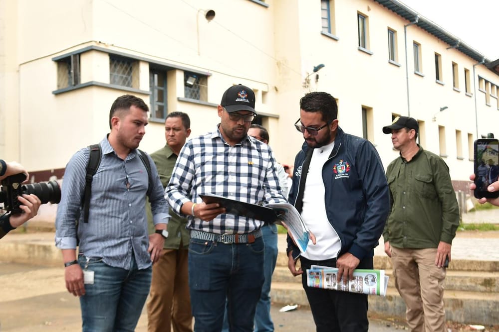 Alcaldía exige a contratistas cumplir los tiempos en obras de tres colegios en Bucaramanga imagen de la publicación