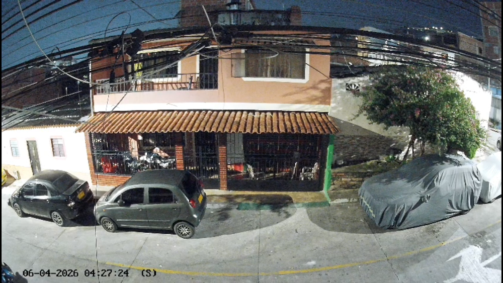 VIDEO- Cámara registró cómo pareja de ladrones en Floridablanca hurtaron el computador de carro imagen de la publicación
