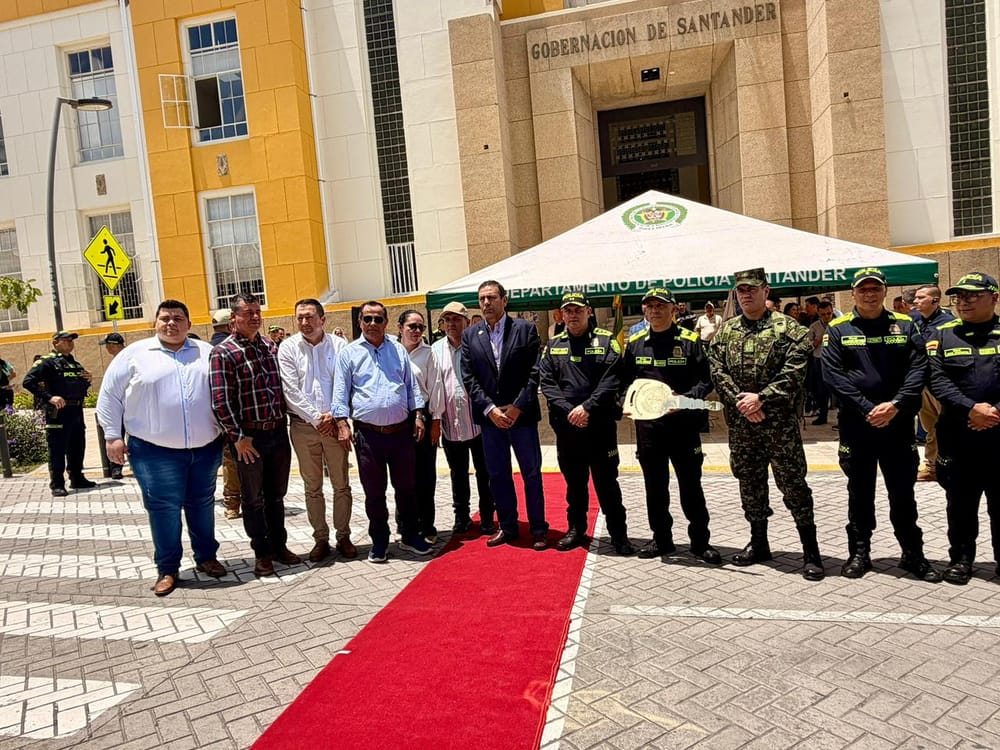 Refuerzo a la seguridad en Santander: Policía recibe nuevas camionetas y motos imagen de la publicación