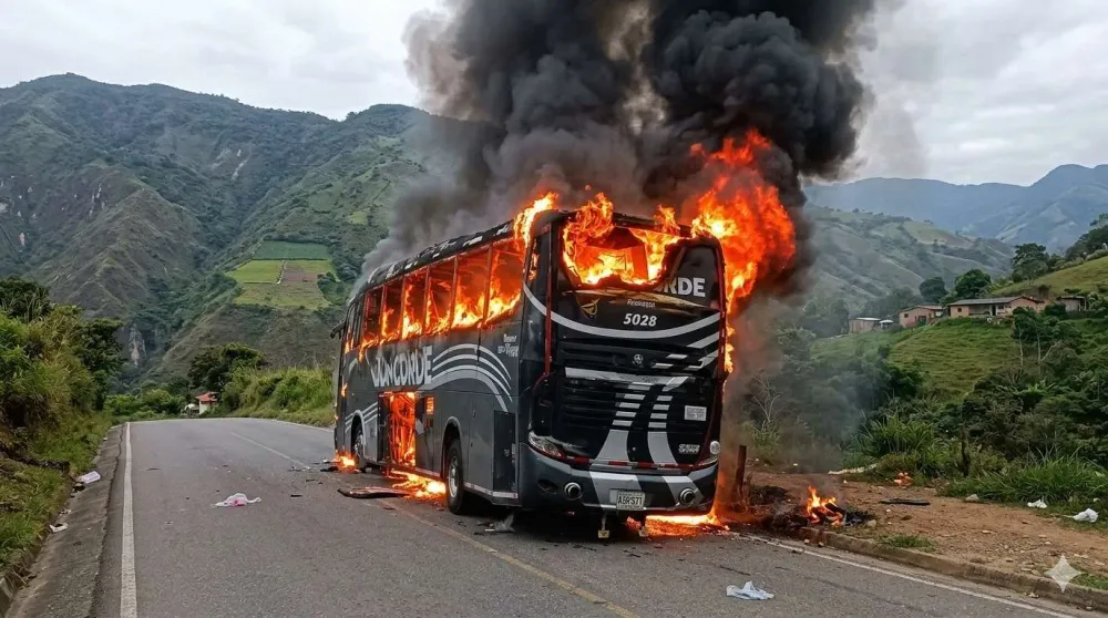 Guerrillas quemaron 2 buses en la  provincia de “GARCÌA ROVIRA” imagen de la publicación