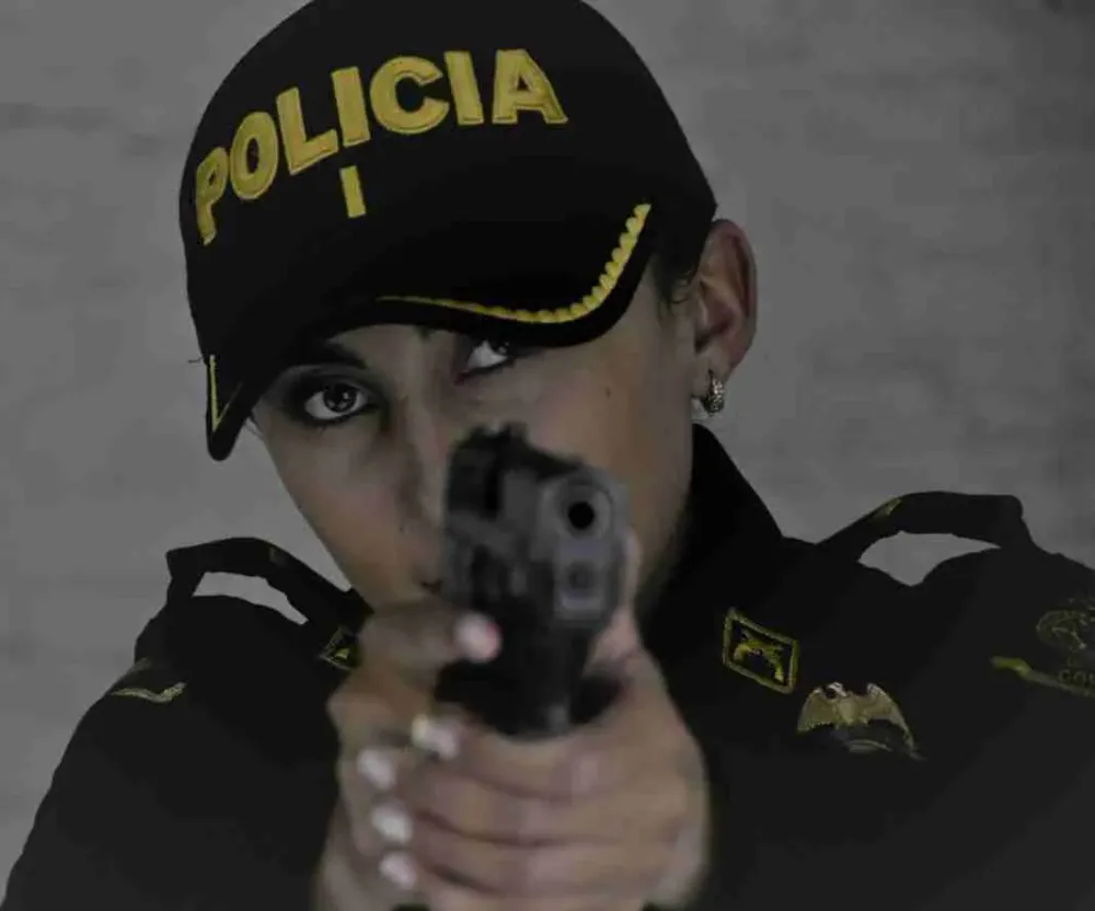“La vida primero”: nuevo manual limita el uso de armas de la Policía y prohíbe disparar para proteger bienes materiales imagen de la publicación