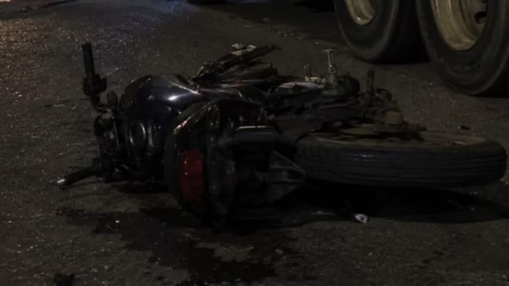 Fatal choque entre motocicleta y volqueta dejó un venezolano muerto en Barrancabermeja imagen de la publicación