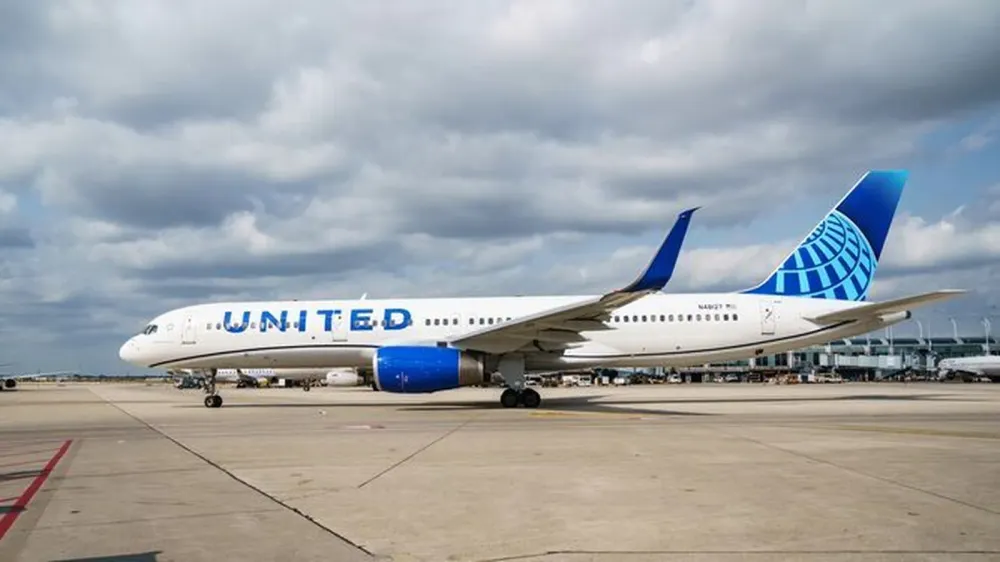 Avión choca contra camión y poste en autopista de Nueva York imagen de la publicación