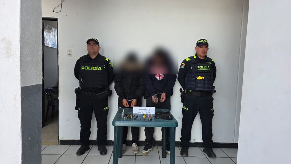 Cayeron con las ‘manos en los computadores’: pareja fue capturada tras robo en Santander imagen de la publicación