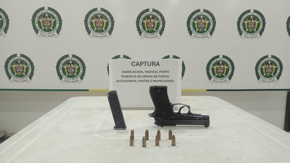 Policía frustró posible hecho violento tras captura de hombre con arma ilegal en Santander imagen de la publicación