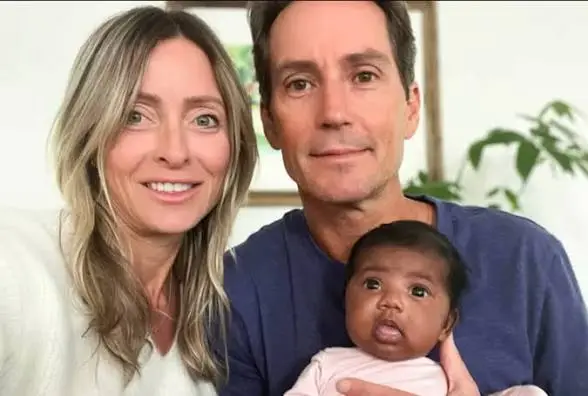 Inseminación equivocada: clínica implantó el embrión equivocado… la pareja decidió quedarse con la bebé imagen de la publicación