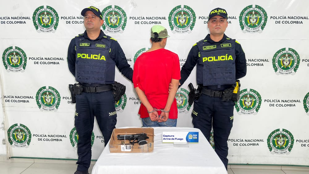 Vio a los policías y arrojó bolsa con un arma y munición imagen de la publicación