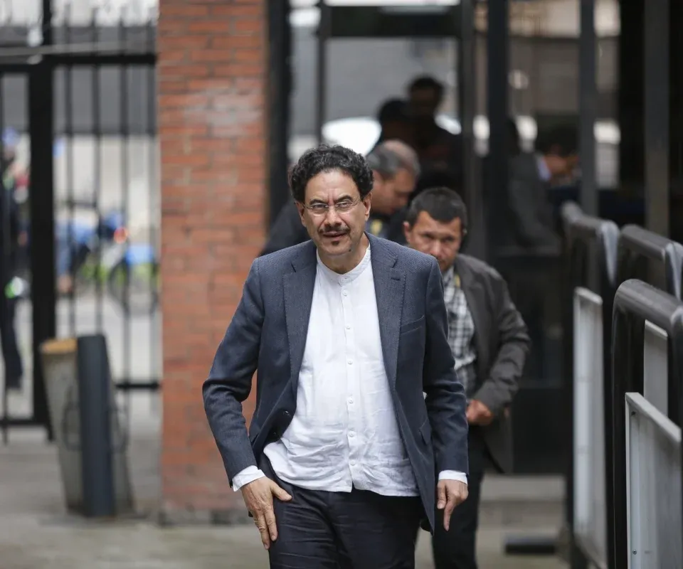 ¿Tarjetazo al Banco de la República? El polémico plan de financiamiento de Cepeda imagen de la publicación