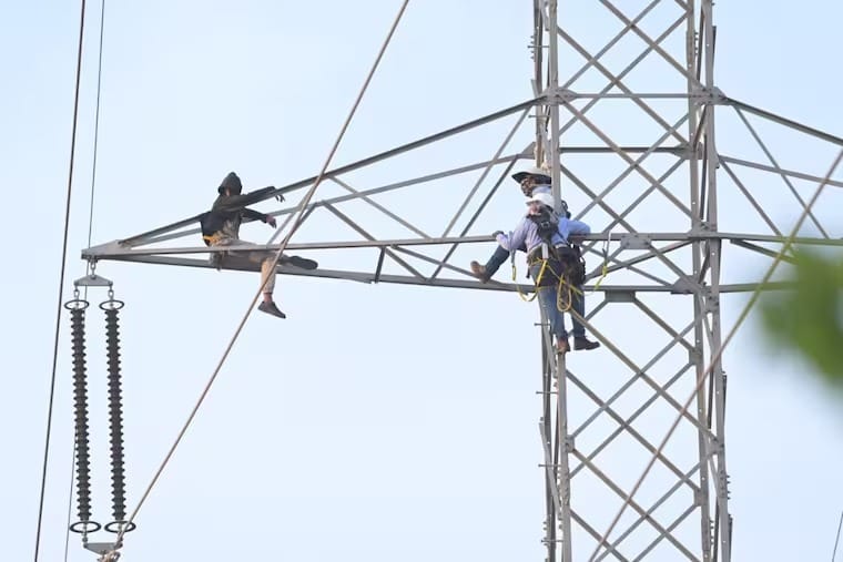 Caos en Barranquilla por hombre con machete en torre eléctrica imagen de la publicación