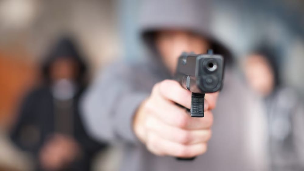 Entregó sus joyas para salvarse, pero terminó baleado en violento atraco en Santander imagen de la publicación