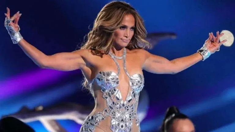 Jennifer Lopez reveló que la fama tras “Selena” le provocó ataques de pánico imagen de la publicación