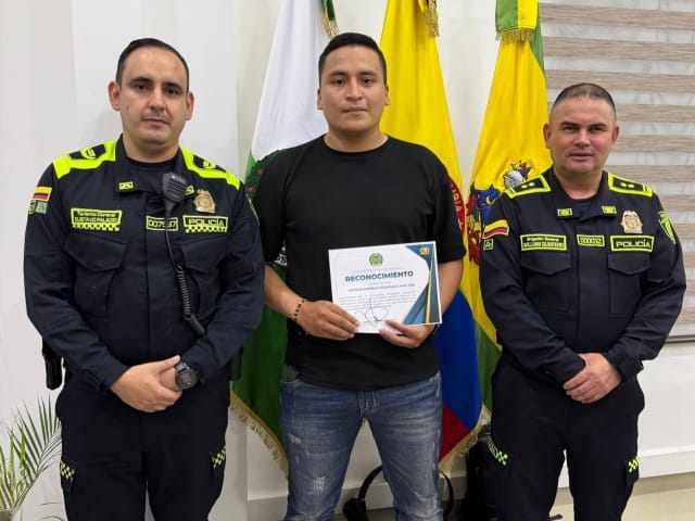 Condecoran a dos policías que frustraron robo en centro de Bucaramanga imagen de la publicación