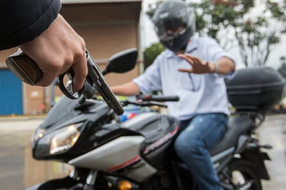 A punta de amenazas, delincuentes robaron motocicleta a trabajadores en carretera santandereana imagen de la publicación