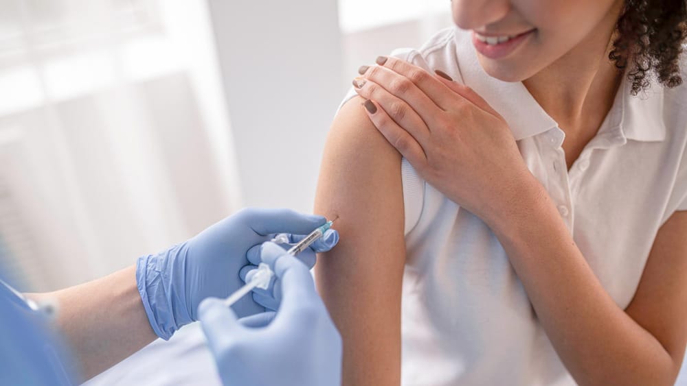 Vacaciones en medio del pico respiratorio: expertos recomiendan vacunarse contra la influenza antes de viajar imagen de la publicación