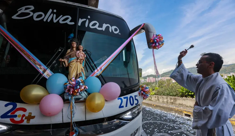 La Virgen que nunca viaja sola: la fe que acompaña el volante a los colombianos imagen de la publicación