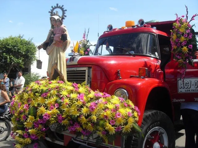 La Virgen que nunca viaja sola y la fe que acompaña el volante a los colombianos imagen de la publicación