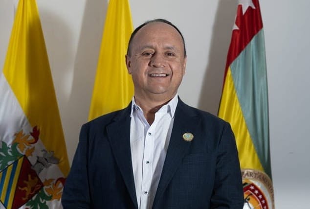 Exdirector del Sena Santander sancionado por que le aparecieron unos 700 millones por arte de magia hoy es alcalde en Vélez. ¿Nos preocupamos? imagen de la publicación
