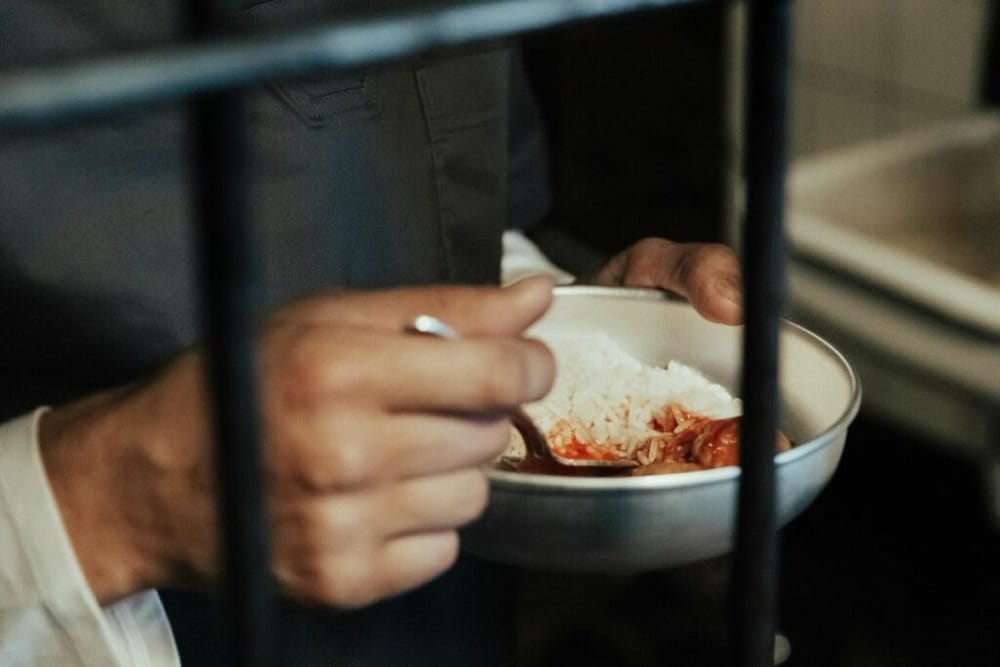 Investigarán dos exdirectores del INPEC por convertir la alimentación de las privadas de la libertad en un potaje carcelario imagen de la publicación