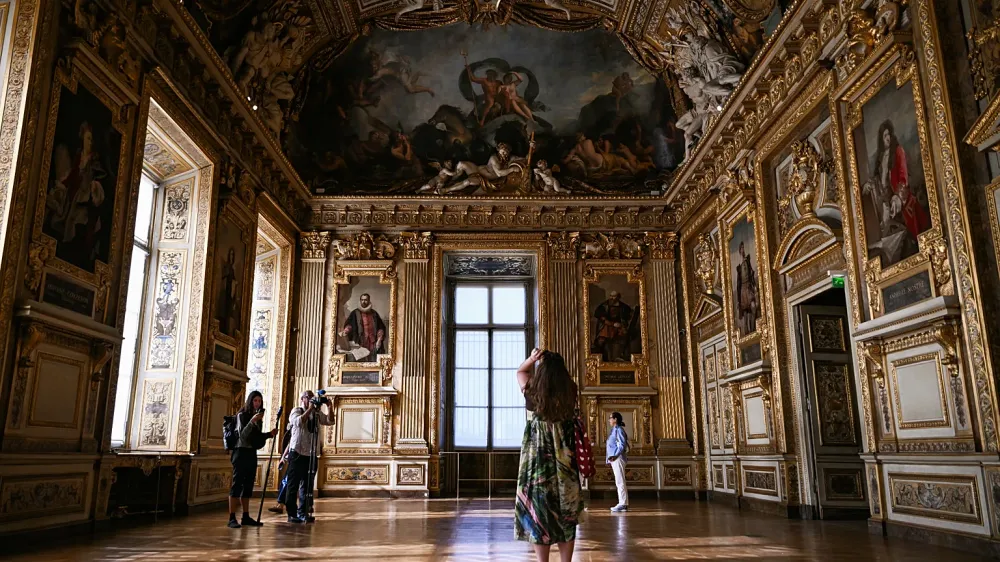 Reabre la Galería de Apolo del Louvre tras histórico robo, pero sin las joyas de la Corona francesa imagen de la publicación