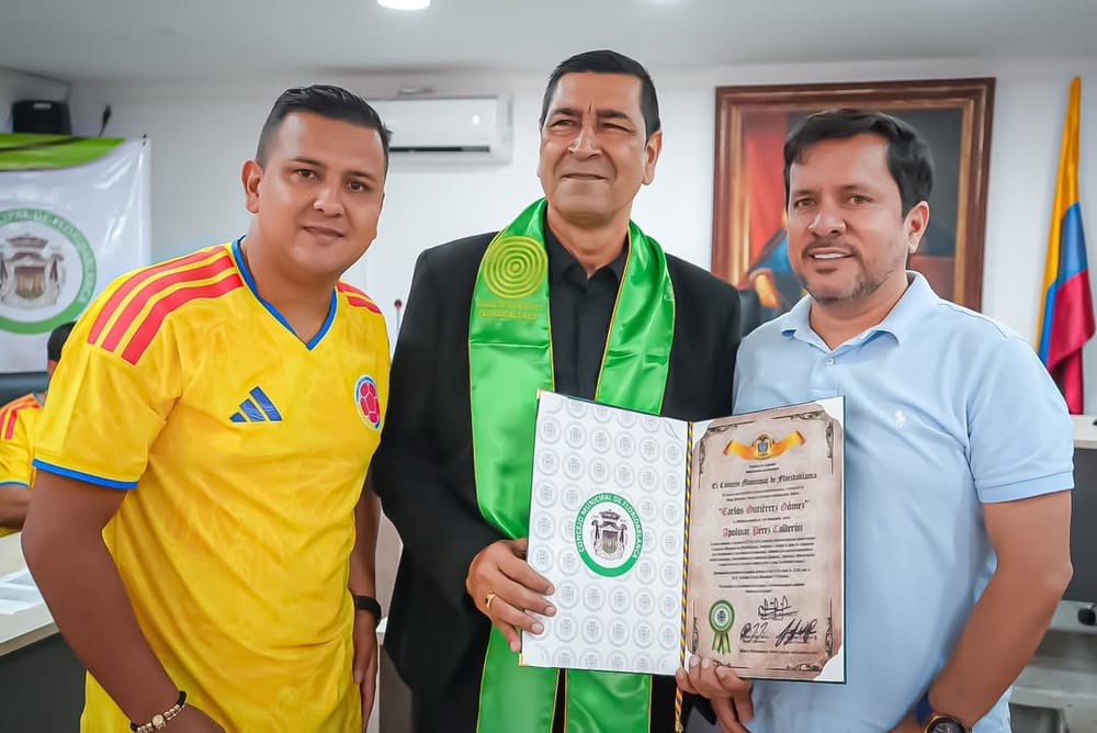 Condecoración al maestro Apolinar Pérez imagen de la publicación